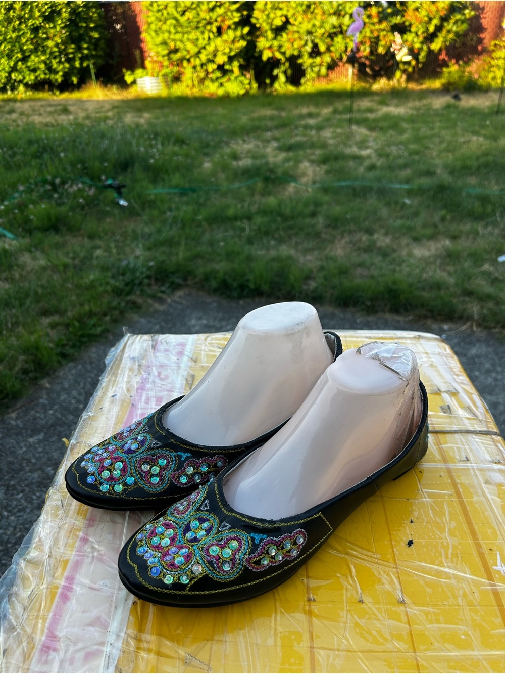 LEI Embellished Black Women's Flats with Multicolor Sequin Slip On Shoes Sz 8
